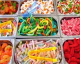 Variedad de tipos de xuxes: gusanitos de colores, dientes rosas, ositos blancos y naranjas, y más.
