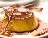 Delicioso flan de hielo con caramelo líquido y hebras crujientes de azúcar.