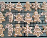 Galletas de jengibre navideñas con glaseado blanco: hombres de pan de jengibre, árboles, bastones de caramelo y copos de nieve.