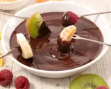 Deliciosa fondue de chocolate receta con frutas: kiwi, plátano, mandarina y frambuesas. ¡Un postre perfecto para compartir!