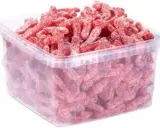Un cubo transparente lleno de gominolas rojas con forma de gusano, cubiertas de azúcar. ¡Parecen la chuche más ácida del mundo!