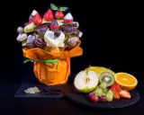 Un ramo de frutas y chocolates, una idea original de decoracion como presentar brochetas de frutas.