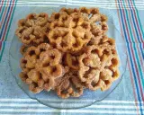 Un plato de flores de Semana Santa, crujientes y espolvoreadas con azúcar y canela, listas para disfrutar.