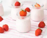 Deliciosos petit yogures de fresa en vasitos de cristal, decorados con fresas frescas.