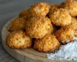 Montón de coquitos dorados y crujientes, perfectos para tu próxima receta de coquitos.