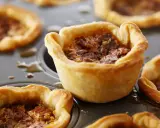 Mini tartas de nuez en molde, perfectas para recetas con masa quebrada.