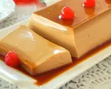 Delicioso flan de café sin horno, con caramelo líquido y cerezas rojas, listo para disfrutar.