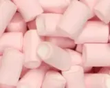 Montón de esponja chuche rosa, suaves y dulces, perfectas para una fiesta o un postre.