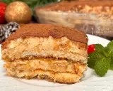 Delicioso tiramisú de turrón, con capas de bizcocho y crema, espolvoreado con cacao. ¡Un postre navideño irresistible!
