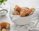 Roscos de Semana Santa azucarados en un cuenco blanco, listos para disfrutar.