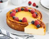 Tarta cremosa decorada con frambuesas y arándanos, como un petit yogur de lujo.