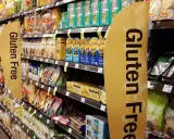 Estante de supermercado con productos sin gluten. Los mentos tienen gluten, pero aquí hay muchas opciones para evitarlo.