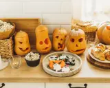 Calabazas talladas, palomitas y galletas decoradas, ¡una mesa llena de dulces típicos de Halloween!