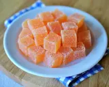 Dulces cubos de naranja cubiertos de azúcar, perfectos para aprender como hacer chuches caseras.
