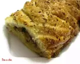 Deliciosa trenza de hojaldre dorada, espolvoreada con azúcar y semillas, lista para disfrutar.