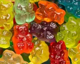 Ositos Haribo de colores vibrantes, un festín visual que evoca el origen de estas golosinas icónicas.
