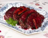 Rebanadas de torrijas de vino, bañadas en salsa de frutos rojos, con canela y anís estrellado. Decoradas con menta fresca.