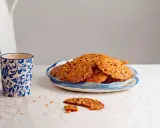 Deliciosas galletas de jengibre de Navidad, crujientes y doradas, con trocitos de frutos secos. Perfectas para acompañar un café.