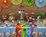 Una mesa dulce casera llena de color y fantasía, con dulces, pasteles y decoraciones temáticas.