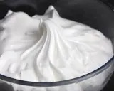 Merengue perfecto y esponjoso, listo para decorar postres. ¡La Thermomix lo hace fácil!