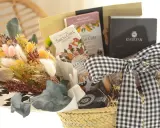Cesta de regalo con chocolates, flores secas y un lazo de cuadros. Ideal para aprender como hacer una cesta de chuches para regalar.