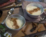 Dos cuencos de cremoso arroz con leche, espolvoreado con canela, listos para disfrutar. Un postre perfecto hecho con Thermomix.
