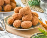 Deliciosas croquetas de jamón, un clásico de la receta española, doradas y crujientes, listas para disfrutar.