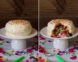 Tarta de gominolas sorpresa. Un pastel blanco cubierto de chispas de colores, que al cortarlo revela un interior lleno de dulces.