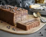 Tarta de chocolatinas casera, con capas de galleta y chocolate, lista para servir. ¡Perfecta para aprender como hacer tarta de chocolatinas!