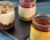 Tres postres individuales en frascos: uno con nueces y mermelada, otro con galleta y frutos rojos, y un flan de queso sin horno con caramelo.
