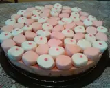 Tarta de nubes de golosina, cubierta con malvaviscos rosas y blancos, cada uno con una pequeña estrella roja.