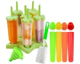 Un set de moldes para helado, con paletas de colores vibrantes, que evocan la nostalgia del flash helado años 80. Incluye embudo y cepillo.