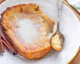 Torrijas con leche condensada, doradas y cremosas, con canela. Una cucharada lista para disfrutar.