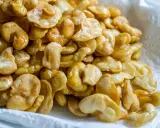 Un montón de habas fritas doradas y crujientes, listas para disfrutar como aperitivo.