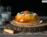 Mona de Pascua dorada con huevo cocido y azúcar, lista para disfrutar. Una delicia para tu receta.