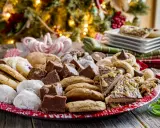 Bandeja festiva con dulces navideños: galletas, fudge de chocolate y más. ¡Perfecta para aprender como preparar una bandeja de dulces navideños!