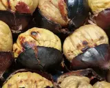 Castañas asadas en freidora de aire, doradas y listas para disfrutar.