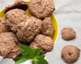 Galleta de chocolate con trozos de arándanos, perfecta para postres para picnic.