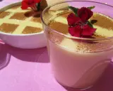 Deliciosas natillas Thermomix, espolvoreadas con canela y decoradas con flores rojas. ¡Un postre casero perfecto!