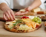 Tabla de quesos, frutas y frutos secos, ideal para un picoteo fácil y rápido.