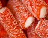 Dulces rojos con azúcar, como se hace el regaliz rojo.