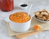 Dip de pimientos asados con pan de pita, perfecto para tus snacks de cine.