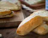 Pan de leche recién horneado, perfecto para tu próxima receta. Uno tiene relleno de chocolate.