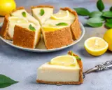 Un delicioso postre de limón con galletas, decorado con rodajas de limón y hojas de menta.