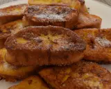 Torrijas de España, doradas y espolvoreadas con azúcar, un dulce tradicional.