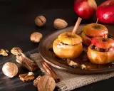 Manzanas al horno con canela y nueces, un postre casero y reconfortante.