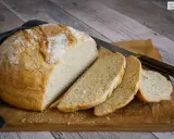 Un delicioso pan casero con levadura fresca, recién horneado y cortado en rebanadas sobre una tabla de madera.