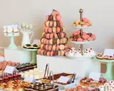 Mesa de dulces para boda: macarons, pasteles, cupcakes y más. ¡Ideas para como hacer un candy bar para boda inolvidable!