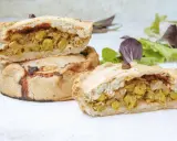 Empanadas mallorquinas rellenas de guisantes y carne, con una masa dorada y crujiente.