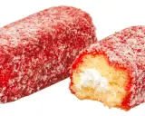 Dos pastelitos enrollados cubiertos de coco rallado y glaseado rojo, un clásico de los dulces de Estados Unidos.